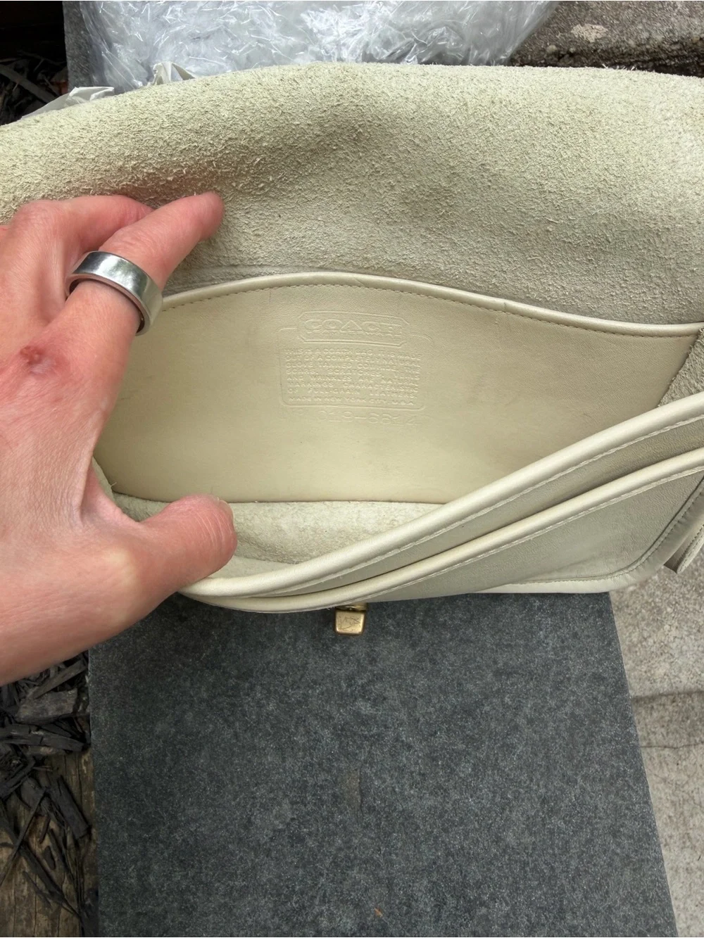 Stunning vintage Coach 9755 Pocket Purse in Bone Glove-Tanned Leather EUC